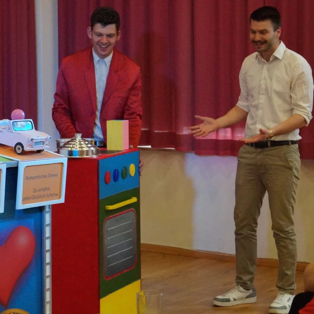 Liebevoll gestaltete Bühnenausstattung.